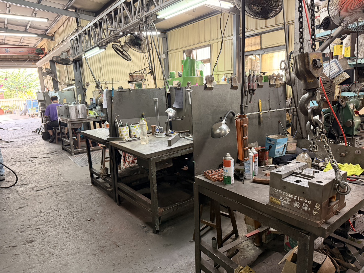 仕峯工業氣動工作區與模具製作現場